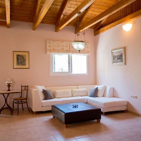 Loft Near The Beach Loutraki  Exterior photo